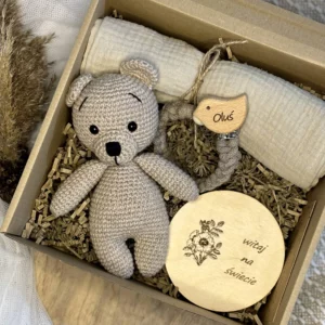 prezent dla noworodka z misiem, zawieszką i pieluszką