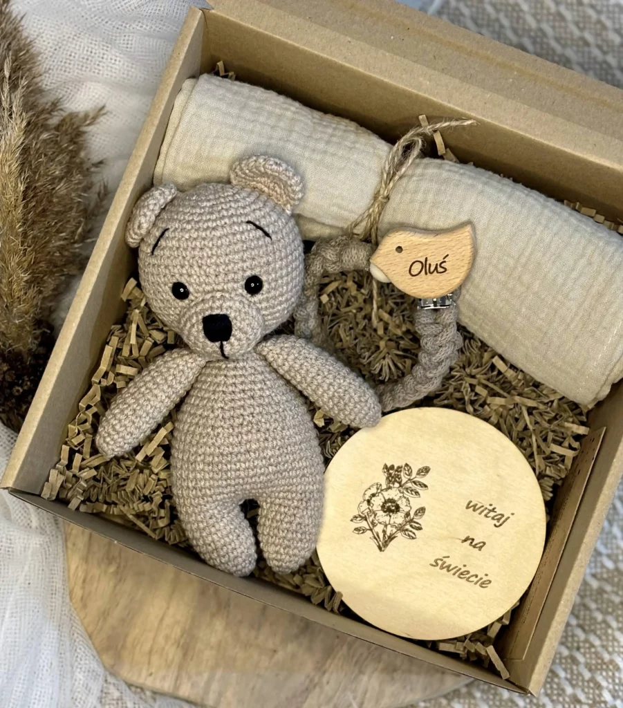 prezent dla noworodka z misiem, zawieszką i pieluszką