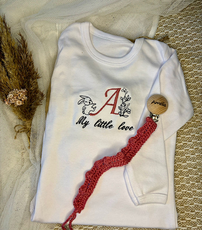 body dziecięce z wyhaftowanym inicjałem dziecka - wersja dla dziewczynki.