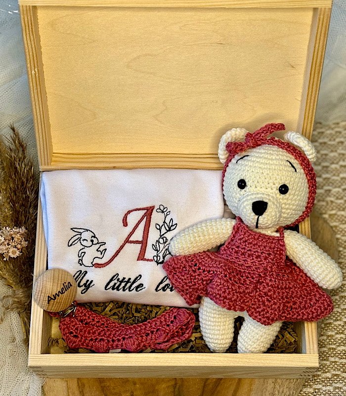 Box dla dziecka z body niemowlęcym, Misiem i zawieszką - wersja dla dziewczynki.