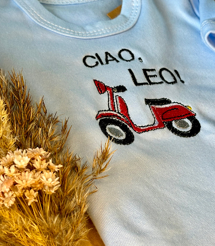 Body niemowlęce z haftem skuter oraz napis „ciao, Leo”