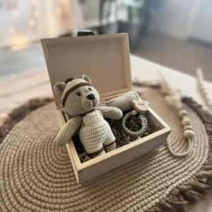 prezent z okazji narodzin dziecka z misiem, zawieszką do smoczka i pieluszką muślinową