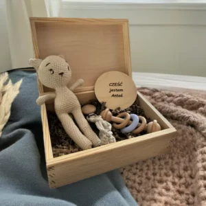 prezent z okazji narodzin dziecka z misiem, zawieszką do smoczka i grzechotką