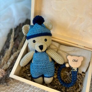 prezent z okazji narodzin dziecka z misiem, zawieszką i pieluszką