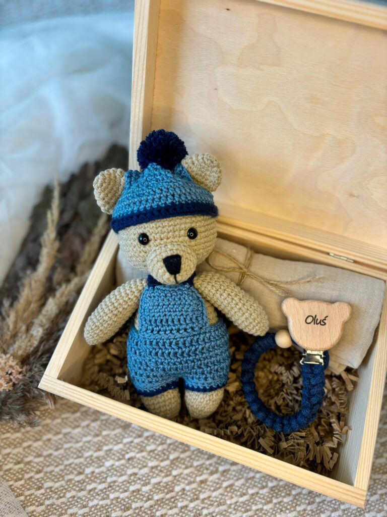 prezent z okazji narodzin dziecka z misiem, zawieszką i pieluszką