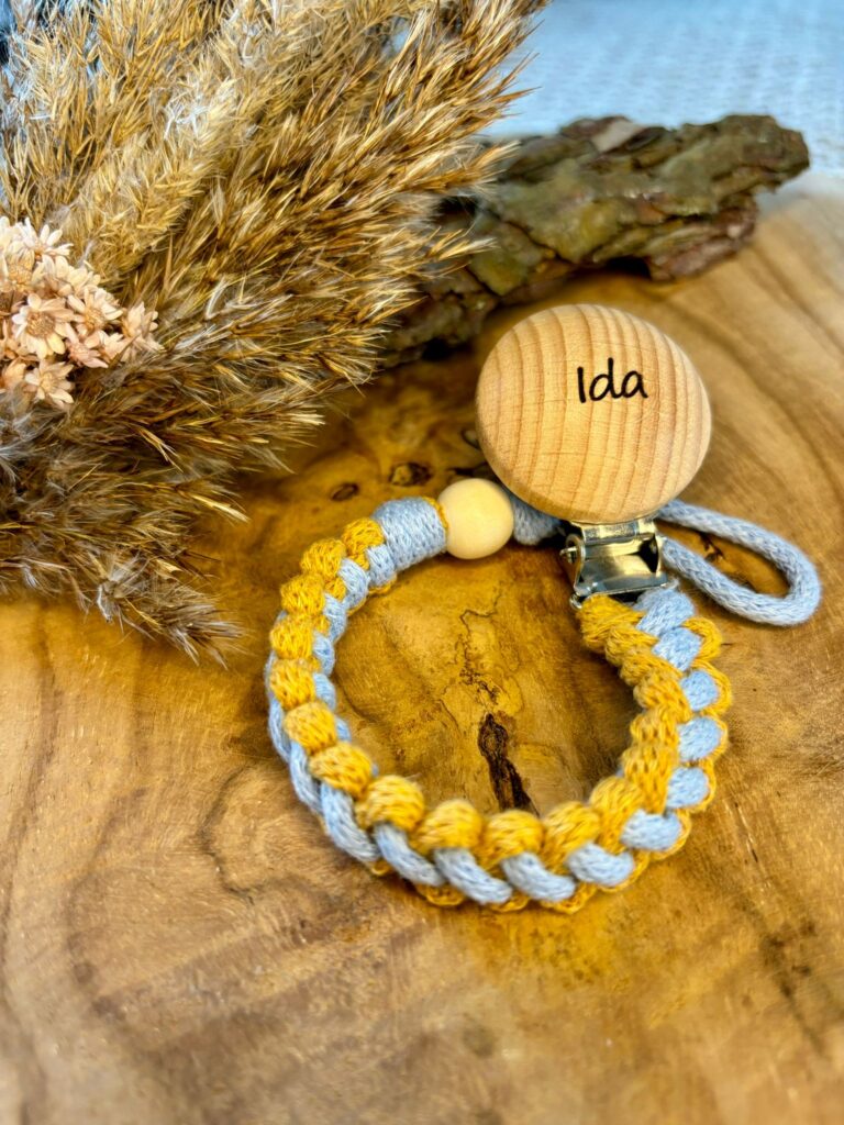 zawieszka do smoczka w dwóch kolorach