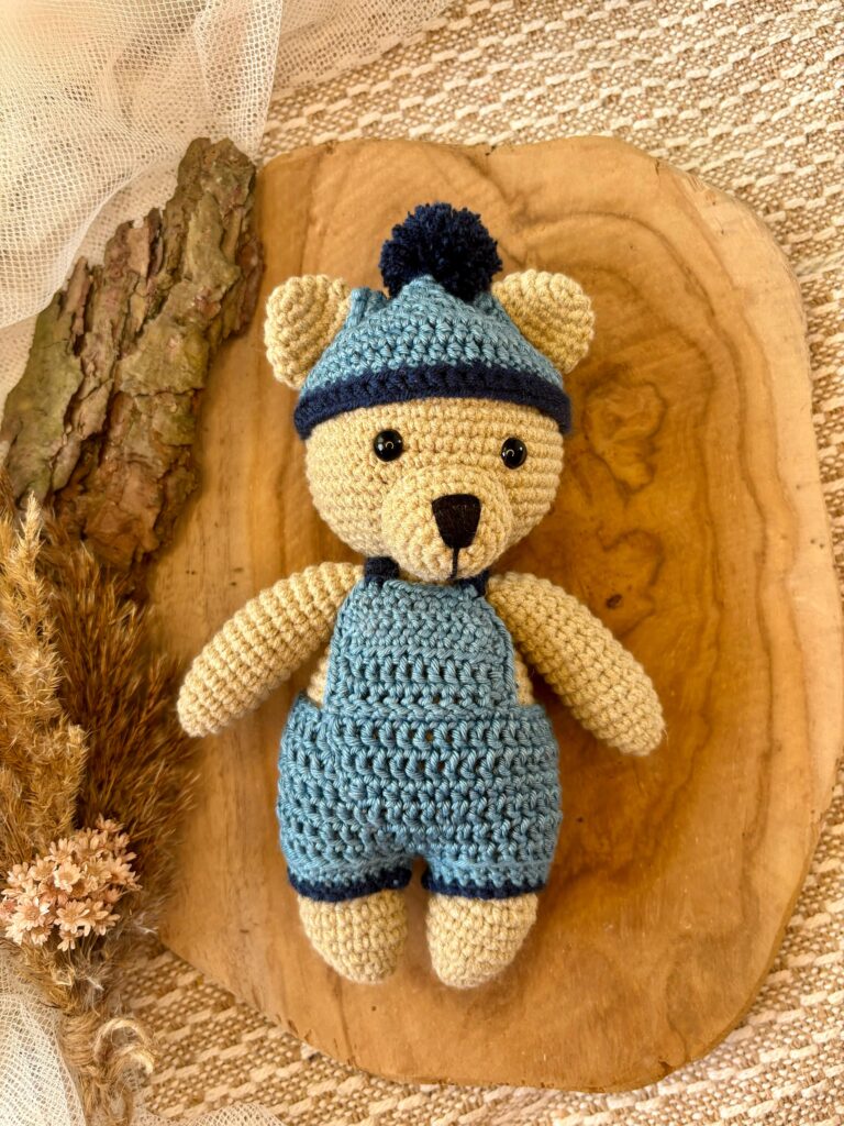 miś wykonany na szydełku