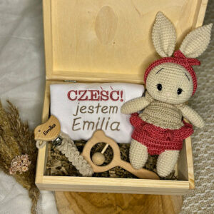 Skrzyneczka Marzeń w której znajdziemy body z imieniem, misia na szydełku oraz zawieszkę do Smoczka