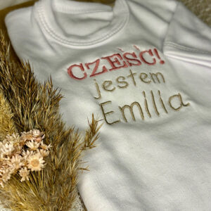 Body niemowlęce z wyhaftowanym napisem