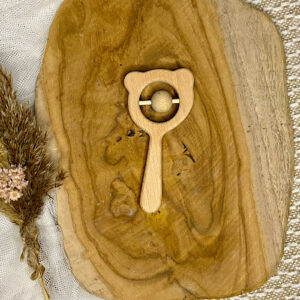 drewniana grzechotka w kształcie misia