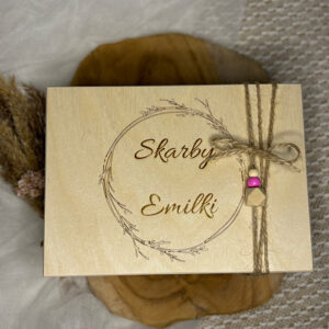 Pudełko na prezent z wygrawerowanym napisem „skarby emilki”
