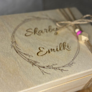 pudełko prezentowe z wygrawerowanym napisem „skarby emilki”