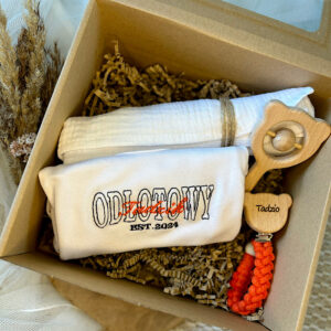 Baby Box z personalizowanym body niemowlęcym i przywieszką na smoczek