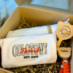 zestaw dla noworodka z body niemowlęcym, zawieszką do smoczka i pieluszką