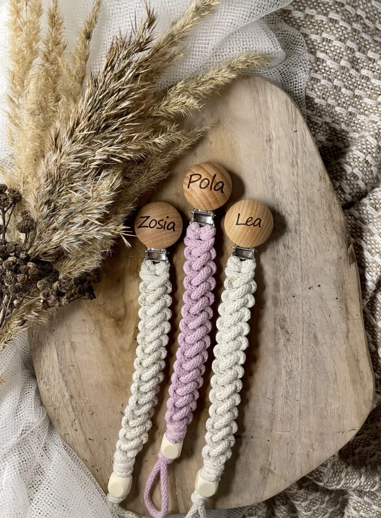 Plecione zawieszki na smoczek 