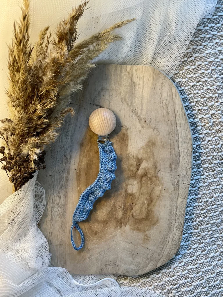 ręcznie wykonana zawieszka na smoczek z drewnianym klipsem