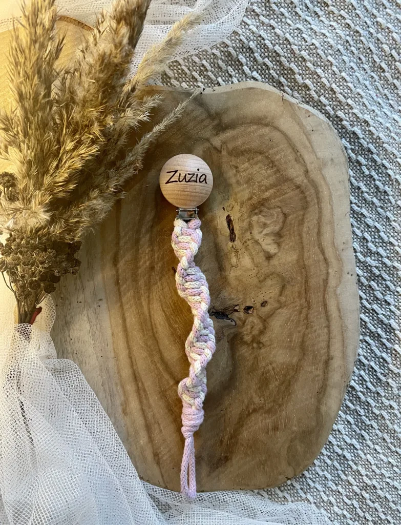 przywieszka na smoczek z wygrawerowanym imieniem "Zuzia"