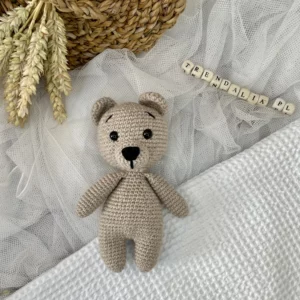 własnoręcznie wykonany miś na szydełku