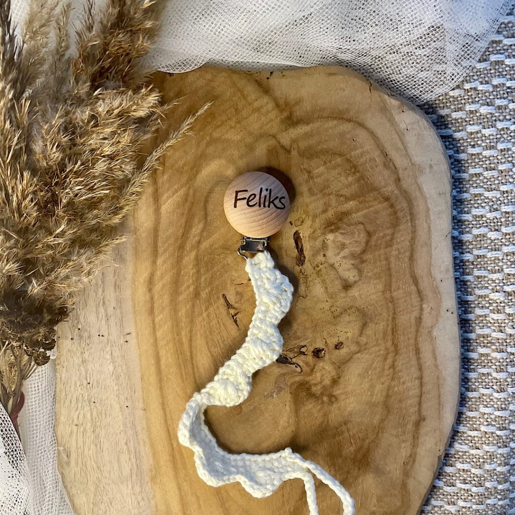 zawieszka do smoczka, zawieszka do smoczka z imieniem, zawieszka do smoczka z imieniem dla chłopca, zawieszka do smoczka z imieniem dla dziewczynki, zawieszka z imieniem do smoczka, zawieszka na smoczek, zawieszka na smoczek z imieniem, drewniana zawieszka do smoczka z imieniem, zawieszka do smoczka na szydełku,