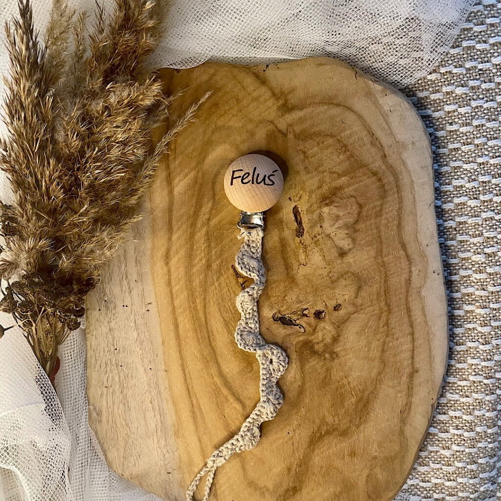 zawieszka do smoczka z imieniem dziecka