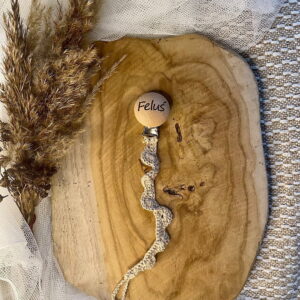 beżowa przywieszka na smoczek z imieniem