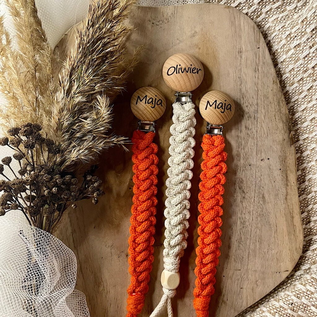 zawieszka do smoczka z wygrawerowanym imieniem dziecka 