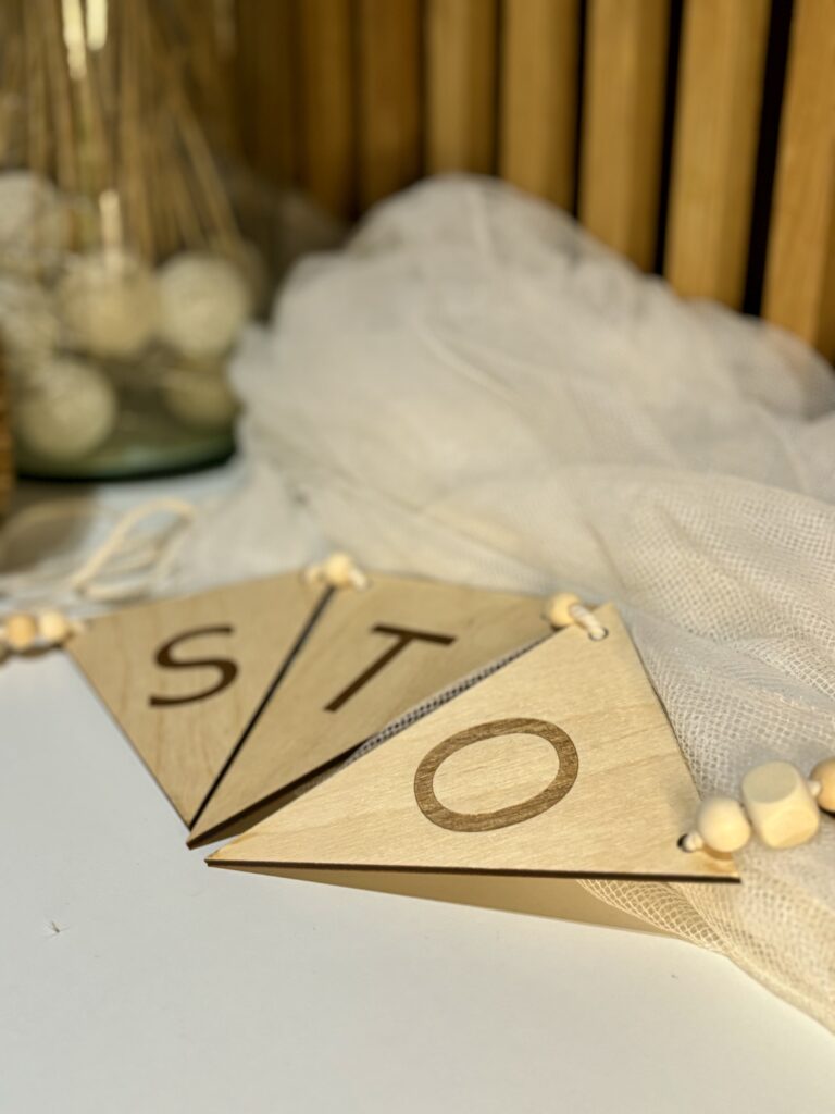 Drewniana girlanda z imieniem nad łóżeczko 