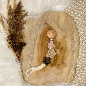 Przywieszka do smoczków z szydełkowanymi kwiatami