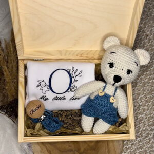 Baby Box dla noworodka z misiem, zawieszką i body niemowlęcym.