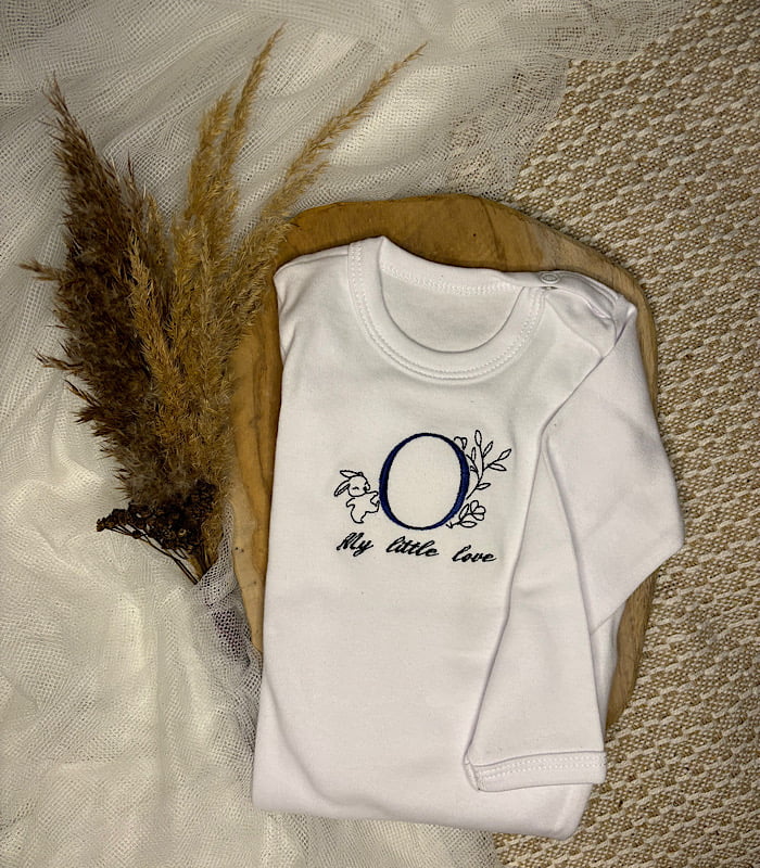 Body niemowlęce z inicjałem dziecka 
