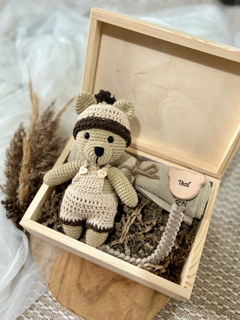 Baby Box dla noworodka z misiem, zawieszką i pieluszką