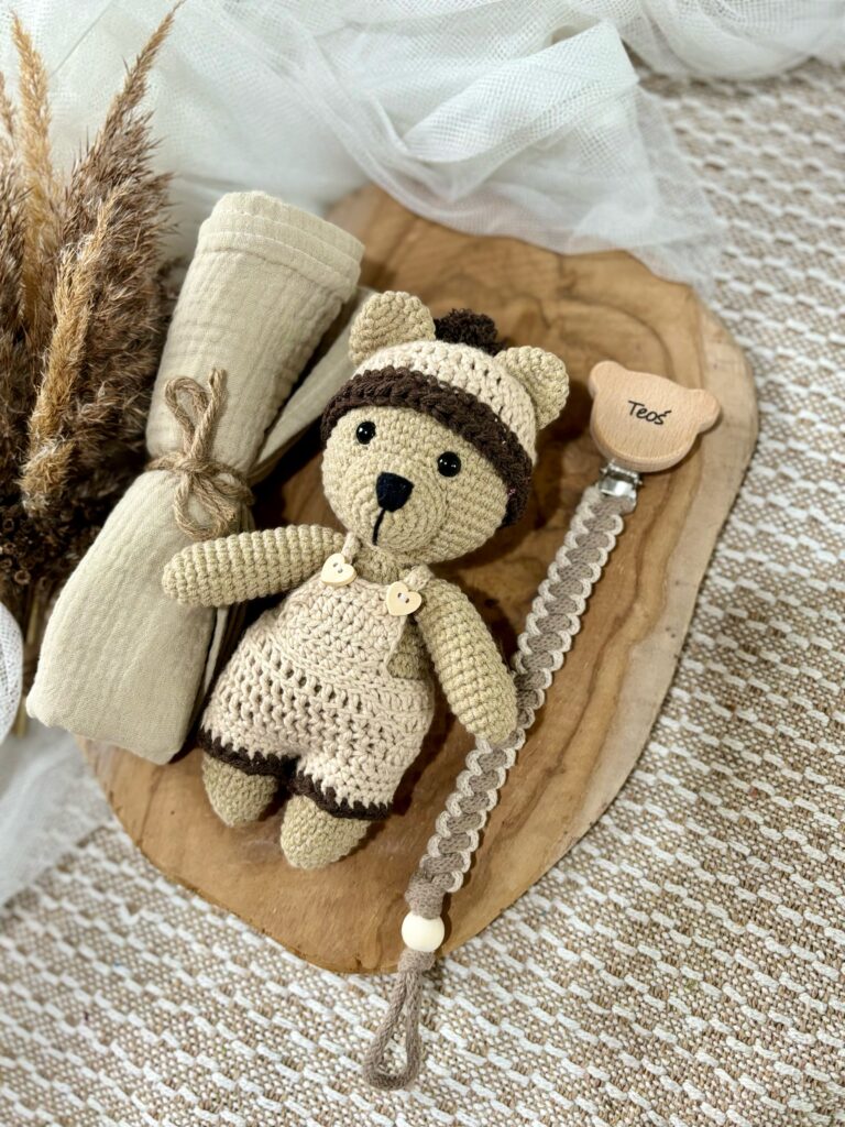 Kompletny zestaw dla noworodka z misiem, zawieszką i pieluszką