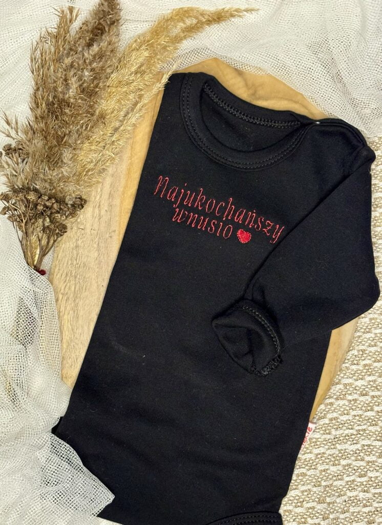 Body niemowlęce z napisem 