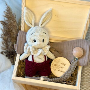 komplet dla niemowlaka z króliczkiem, zawieszką i pieluszką.