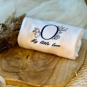 body niemowlęce z wyhaftowanym inicjałem dziecka