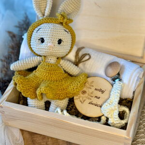 prezent dla dziewczynki z króliczkiem, zawieszką do smoczka i pieluszką