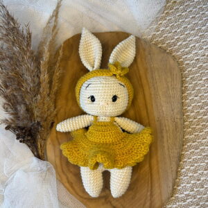 Królik wykonany na szydełku w ubranku