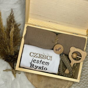 gotowy zestaw zawierający body dziecięce z haftem, pieluszkę i zawieszkę na smoczek z imieniem