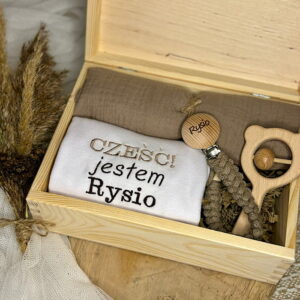 zestaw dla noworodka z personalizowanym body niemowlęcym, zawieszką do smoczka i pieluszką