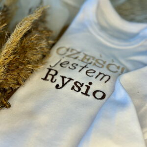 body dziecięce z wyhaftowanym napisem