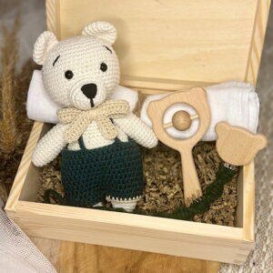 gotowy zestaw dla noworodka z misiem, zawieszką, pieluszką i grzechotką