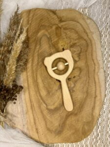 grzechotka drewniana w kształcie misia