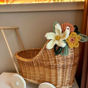 Wiklinowy wózeczek dla lalek ozdobiony kwiatami