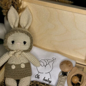 Kompletny Zestaw prezentowy dla noworodka z misiem, body i zawieszką do smoczka