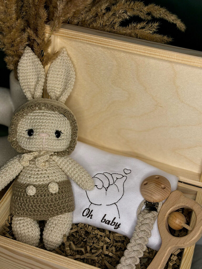zestaw dla noworodka z króliczkiem, body niemowlęcym, grzechotką i zawieszką do smoczka