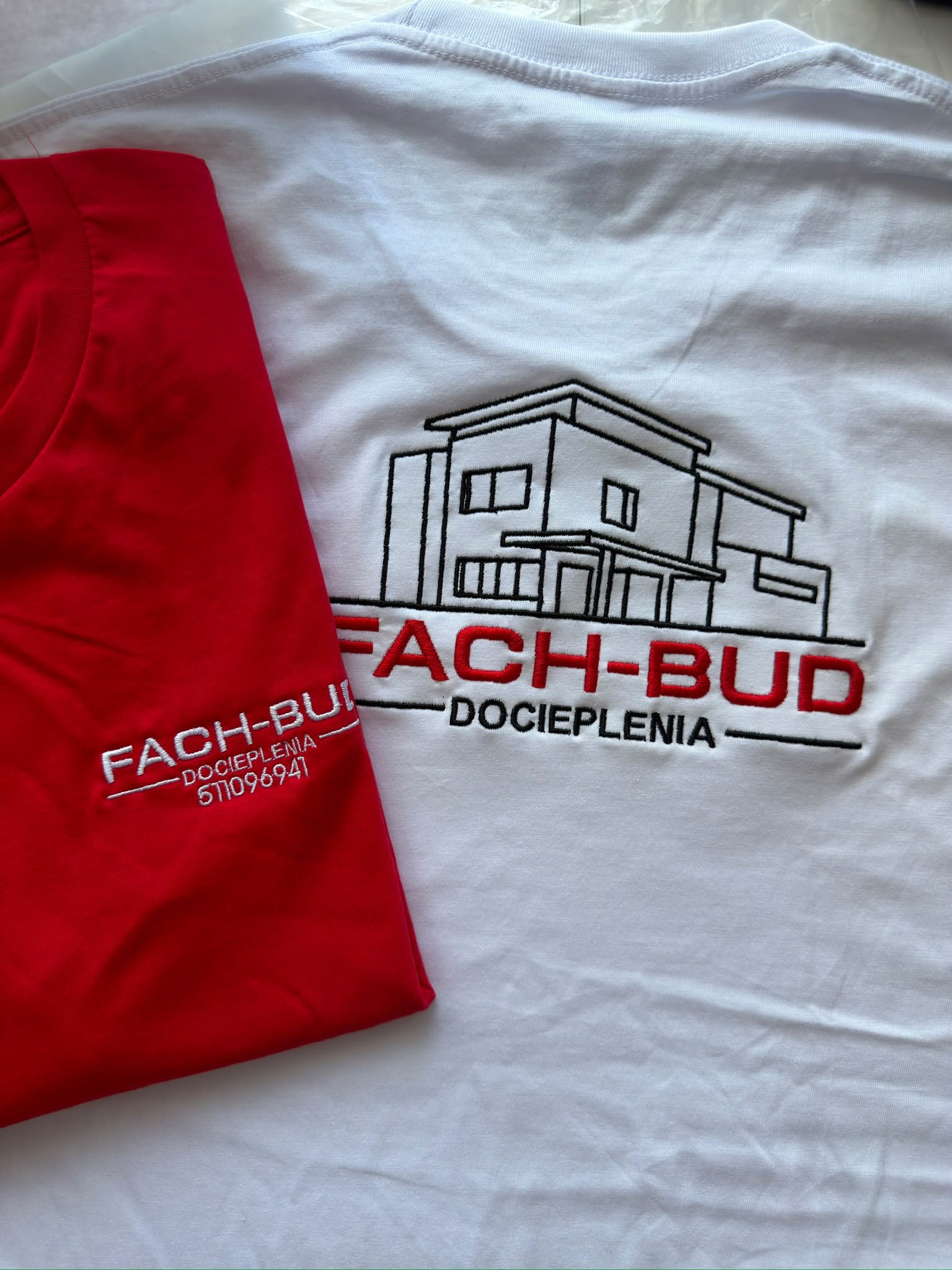 T shirty z haftem logo