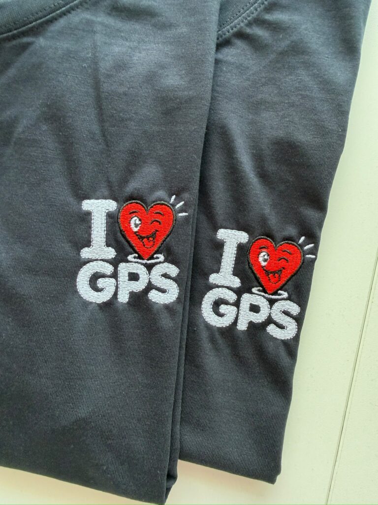 t shirty z haftem logo