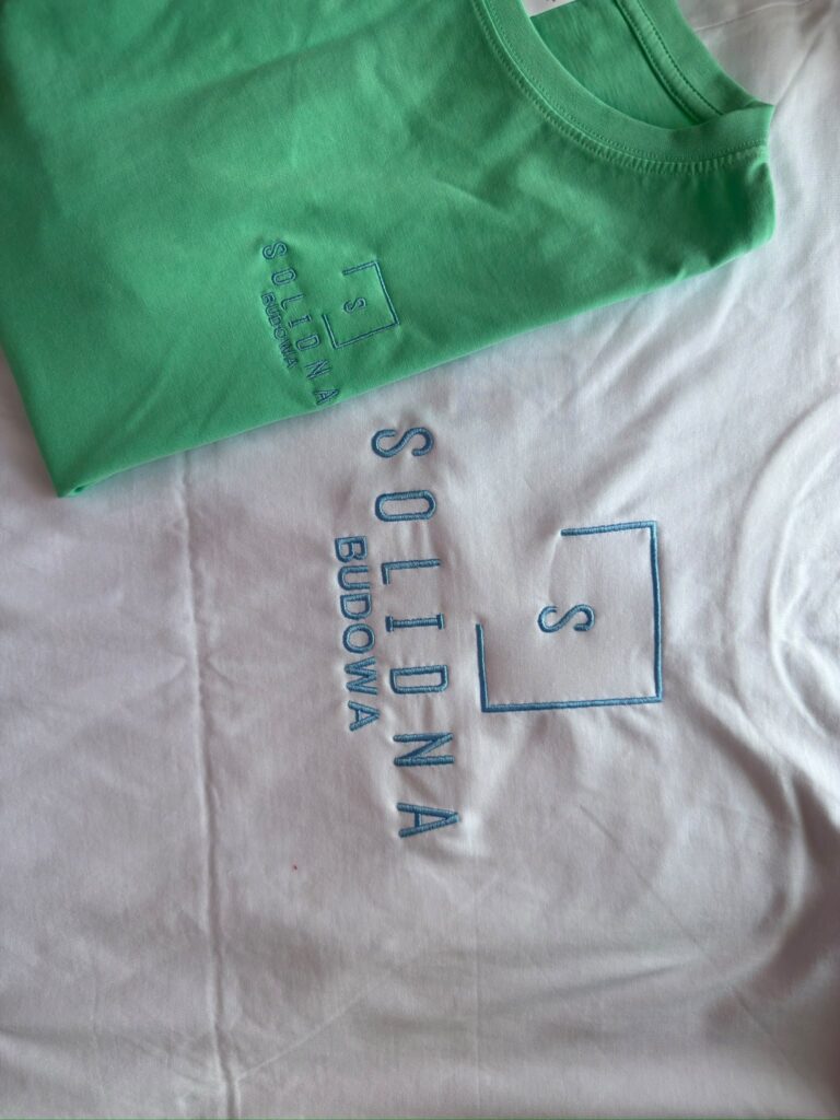 T shirty z haftem logo