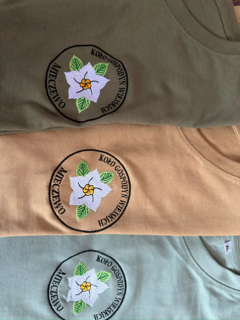 T shirty z haftem logo