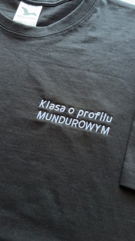 T-shirty z haftem logo